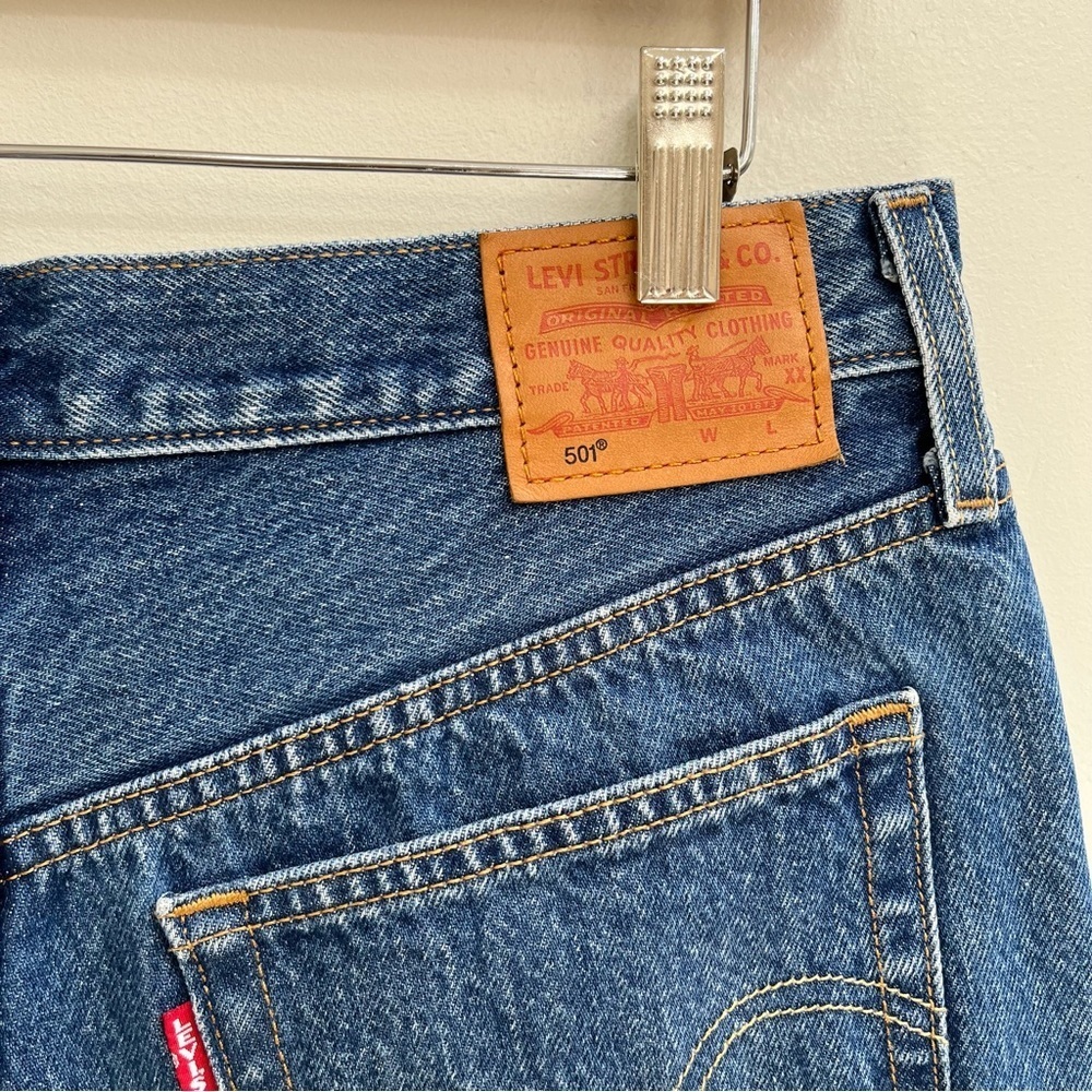 Levi’s premium cut off denim jean shorts 501 button fly women’s size 28 - Picture 4 of 9